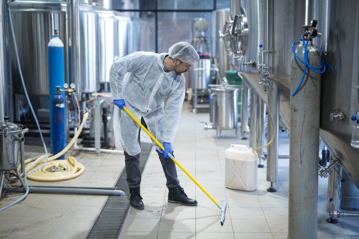 Persona de mantenimiento limpiando en la industria