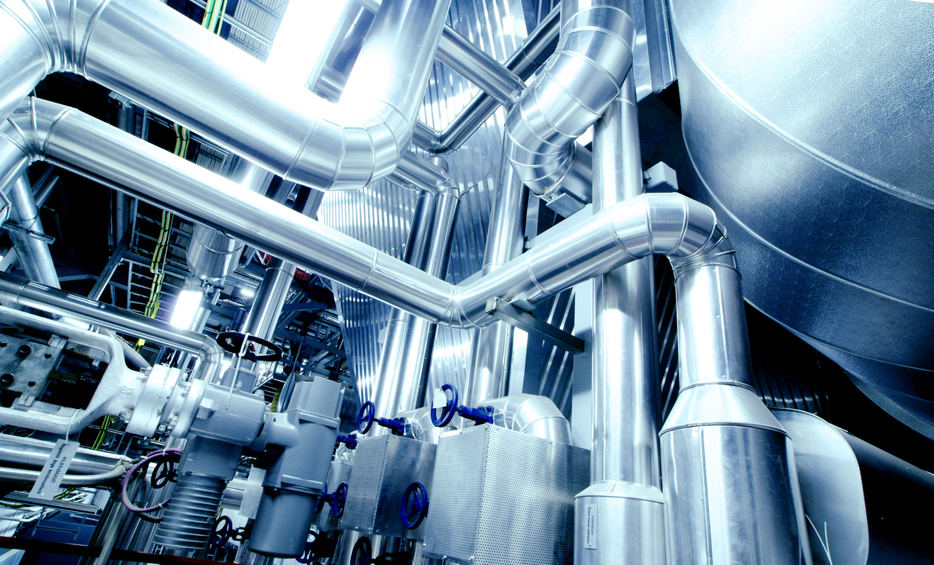 industria con materiales de acero inoxidable, tubos y contenedores de este mismo material