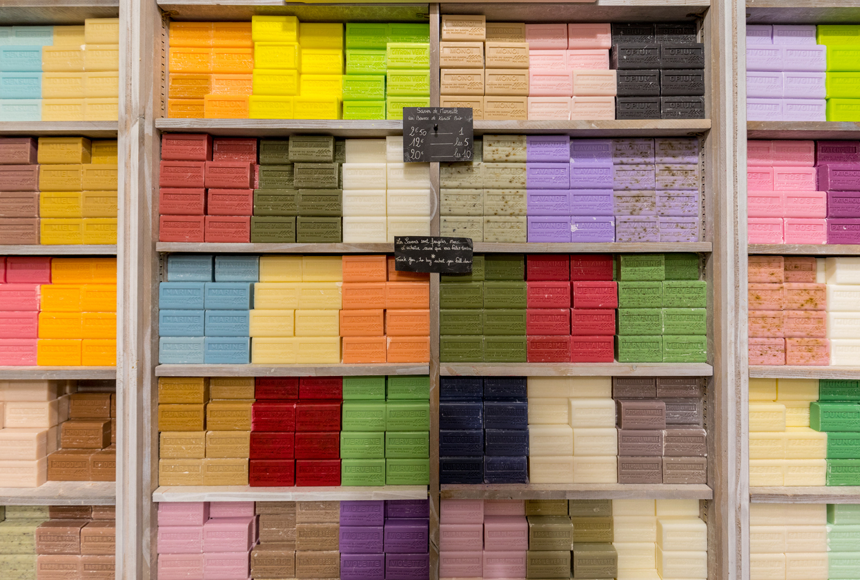 Venta de jabones al mayoreo en stands, un mueble con jabones de colores