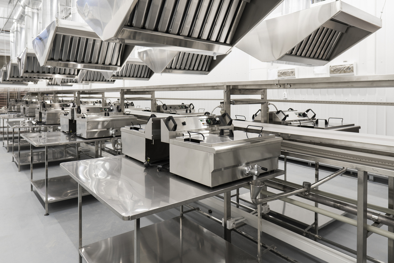 cocina industrial reluciente de material: acero inoxidable