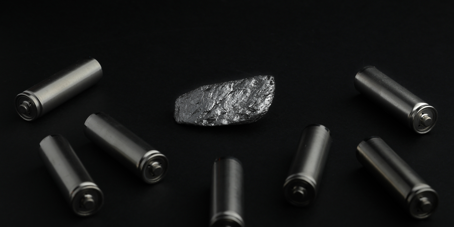 pilas al lado de un mineral de grafito