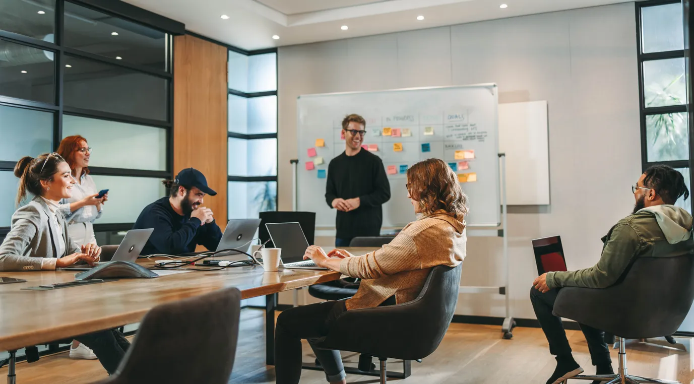 Colaboración dinámica: Diversos profesionales en una productiva reunión de negocios