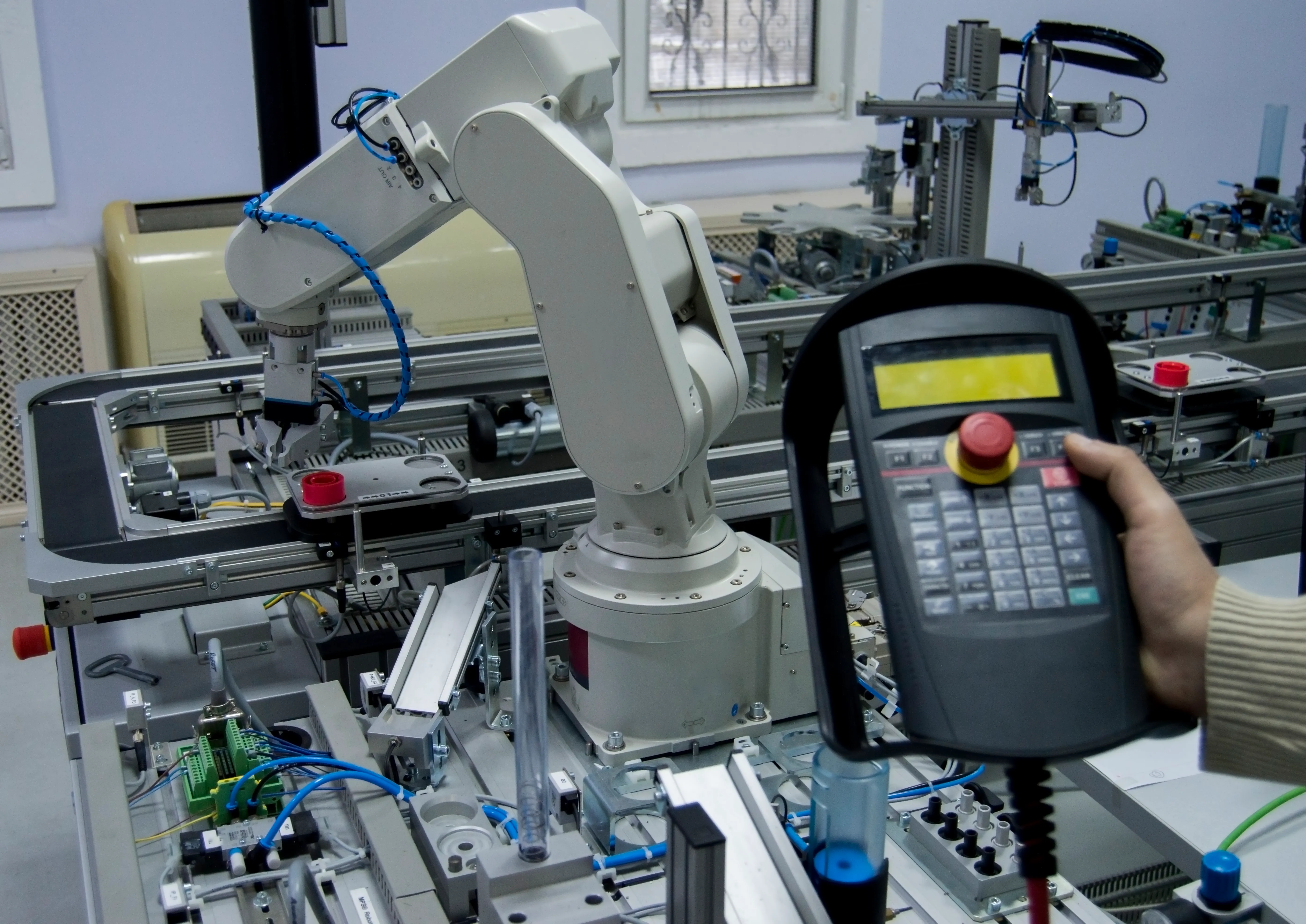 Línea de fabricación de fábrica inteligente equipada con sensores y brazo robótico.