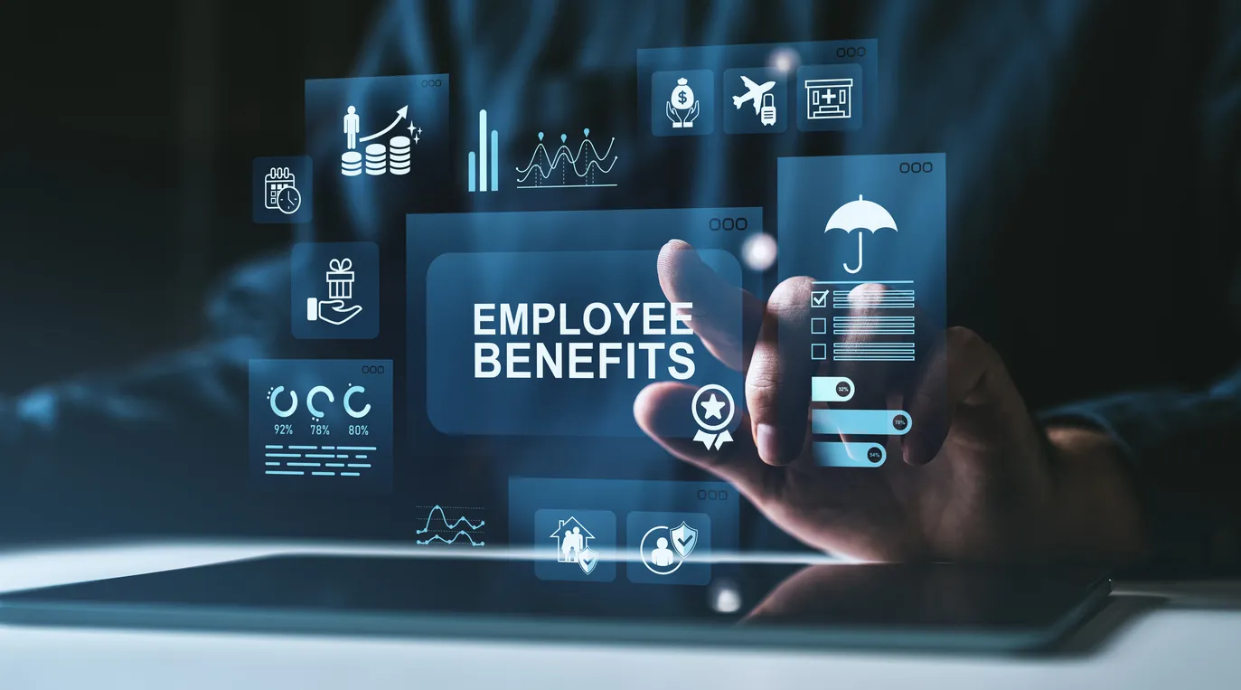 Interfaz digital de beneficios para empleados con íconos y métricas sobre tableta sobre fondo oscuro