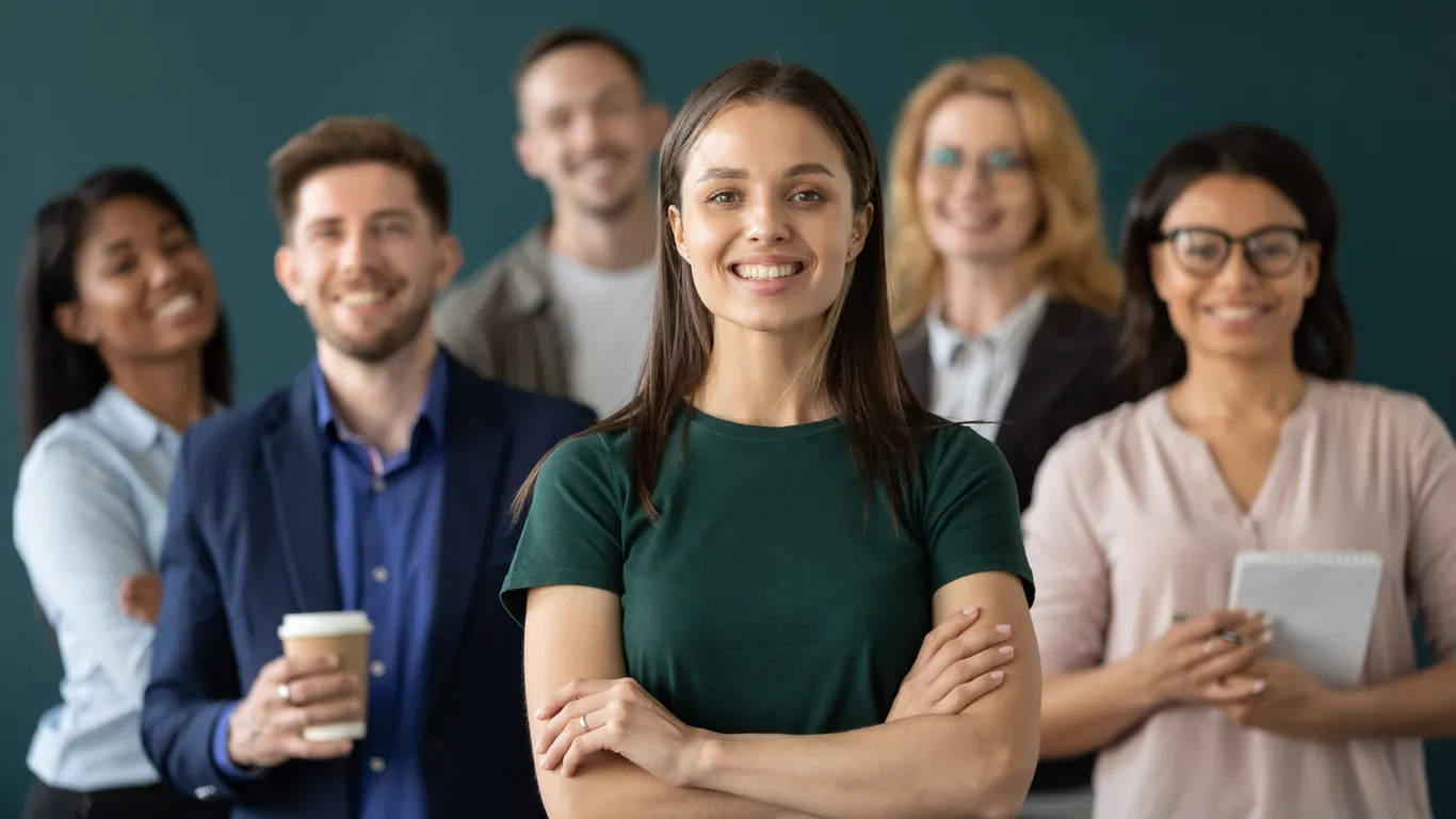 varias mujeres y hombres representando a empleados de una empresa