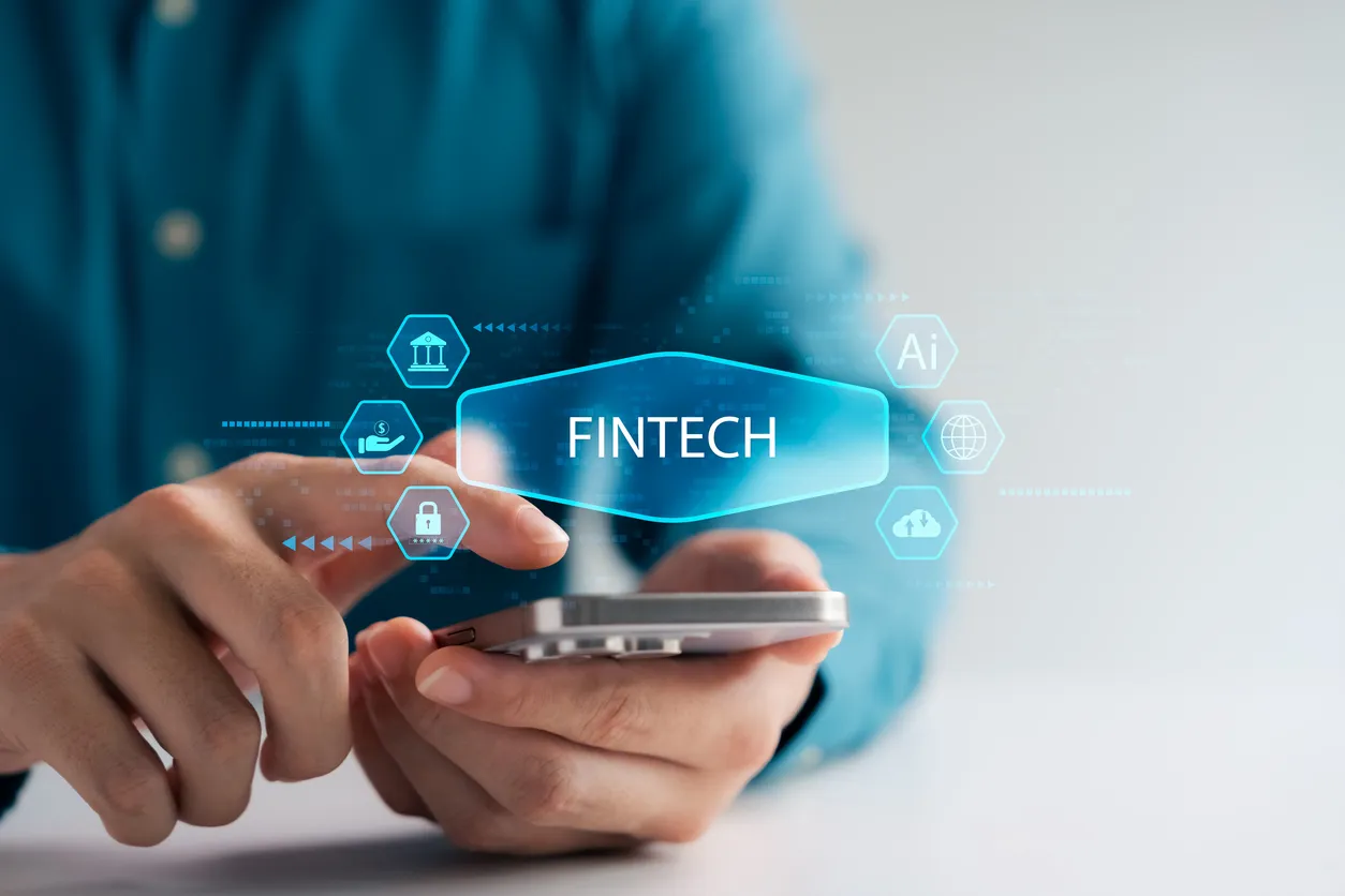 hombre con un celular en sus manos con FinTech Tecnología Financiera y Banca Digital