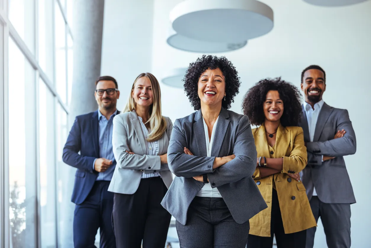 Equipo de profesionales seguros de sí mismos en el entorno corporativo