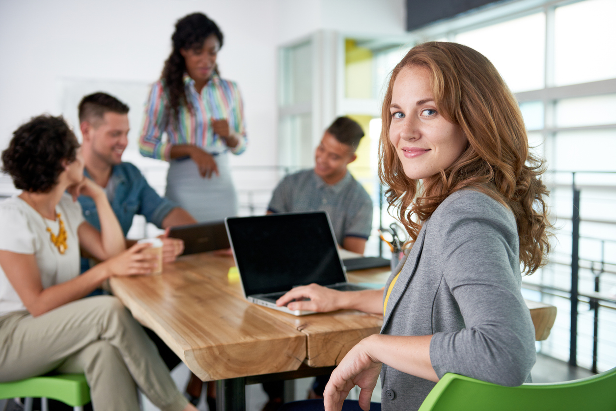 Exitosa informal imagen de una mujer de negocios usando la computadora portátil 