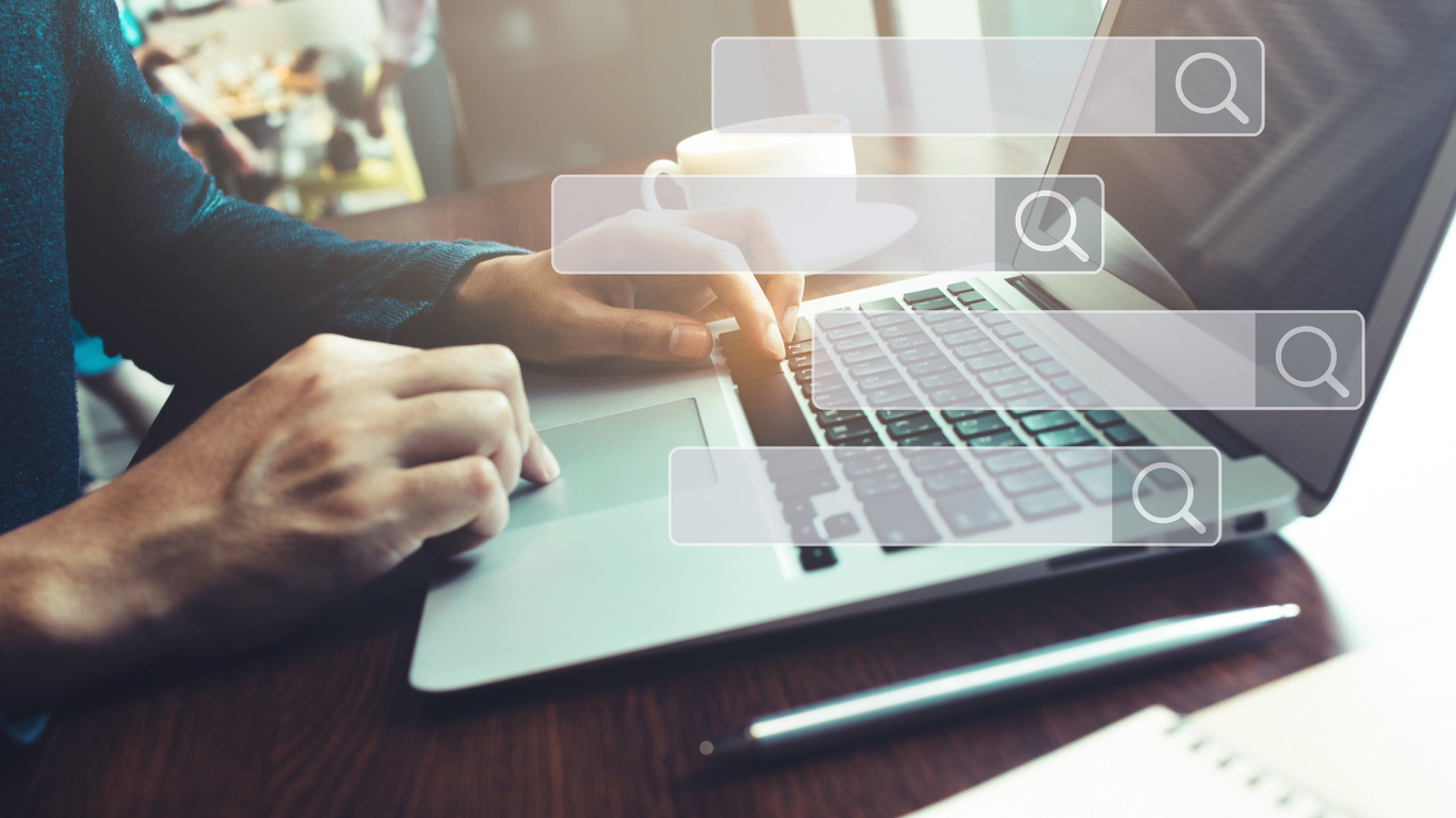 Búsqueda y conceptos de big data con mano masculina usando computadora portátil en el bar cafetería 