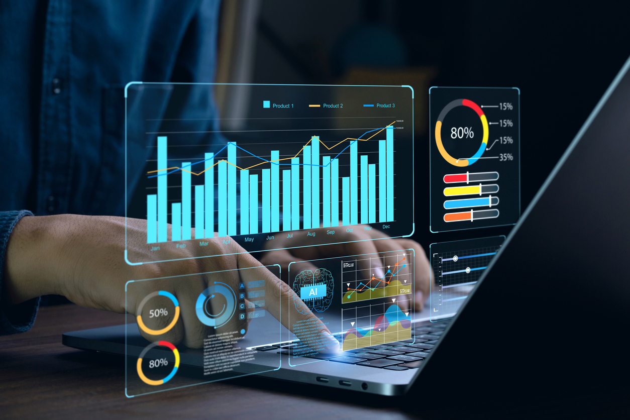 El empresario trabaja en una computadora portátil Mostrando un panel de análisis de negocios con gráfico