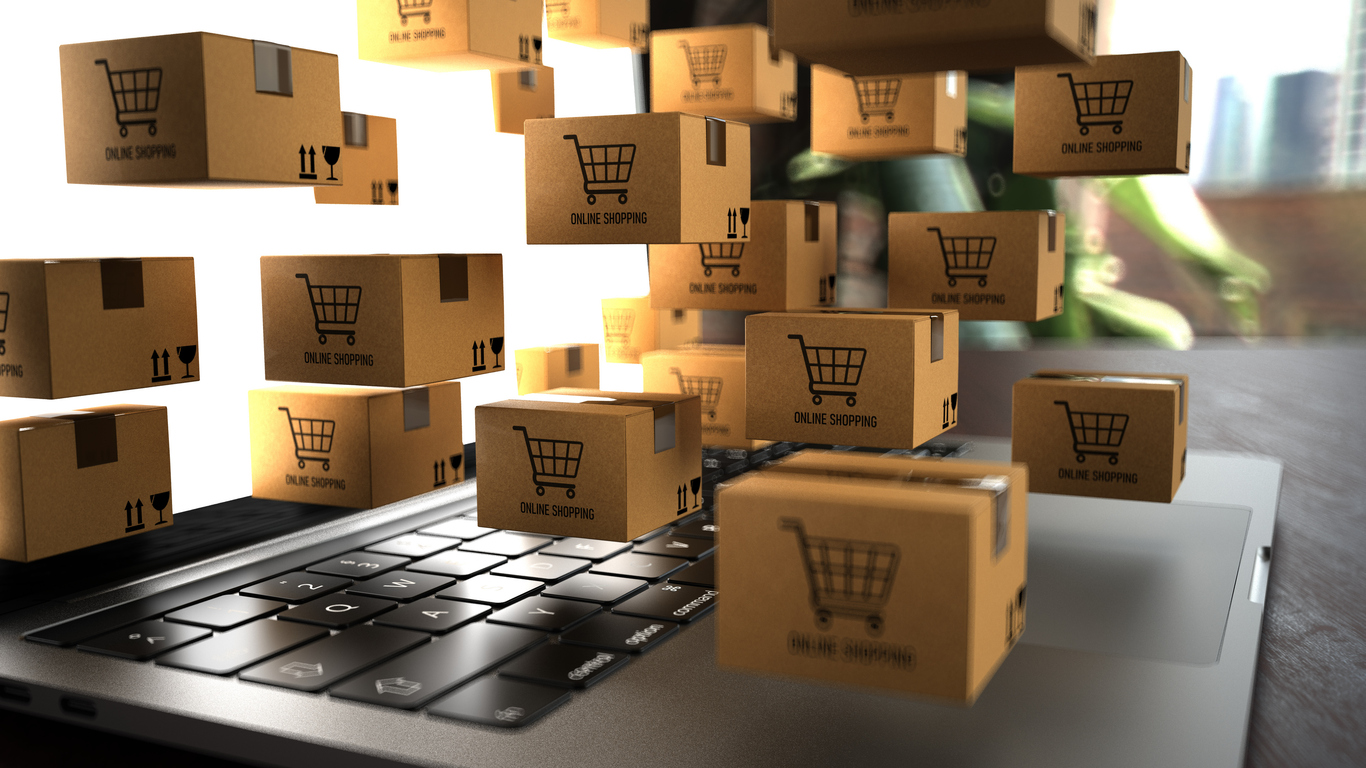 Pequeños paquetes de envío en un cuaderno con la inscripción Compras en línea