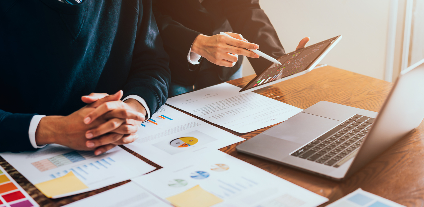 Concepto del mercado de valores, comerciante del equipo de negocios mirando en la tableta y el ordenador portátil con la líne