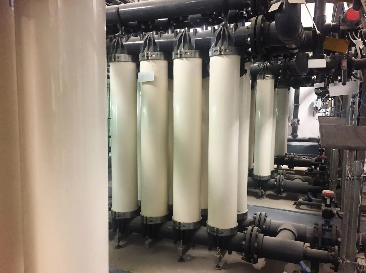 Instalaciones de filtración para la filtración de agua a escala industrial, en donde se usan memebranas de osmosis inversa
