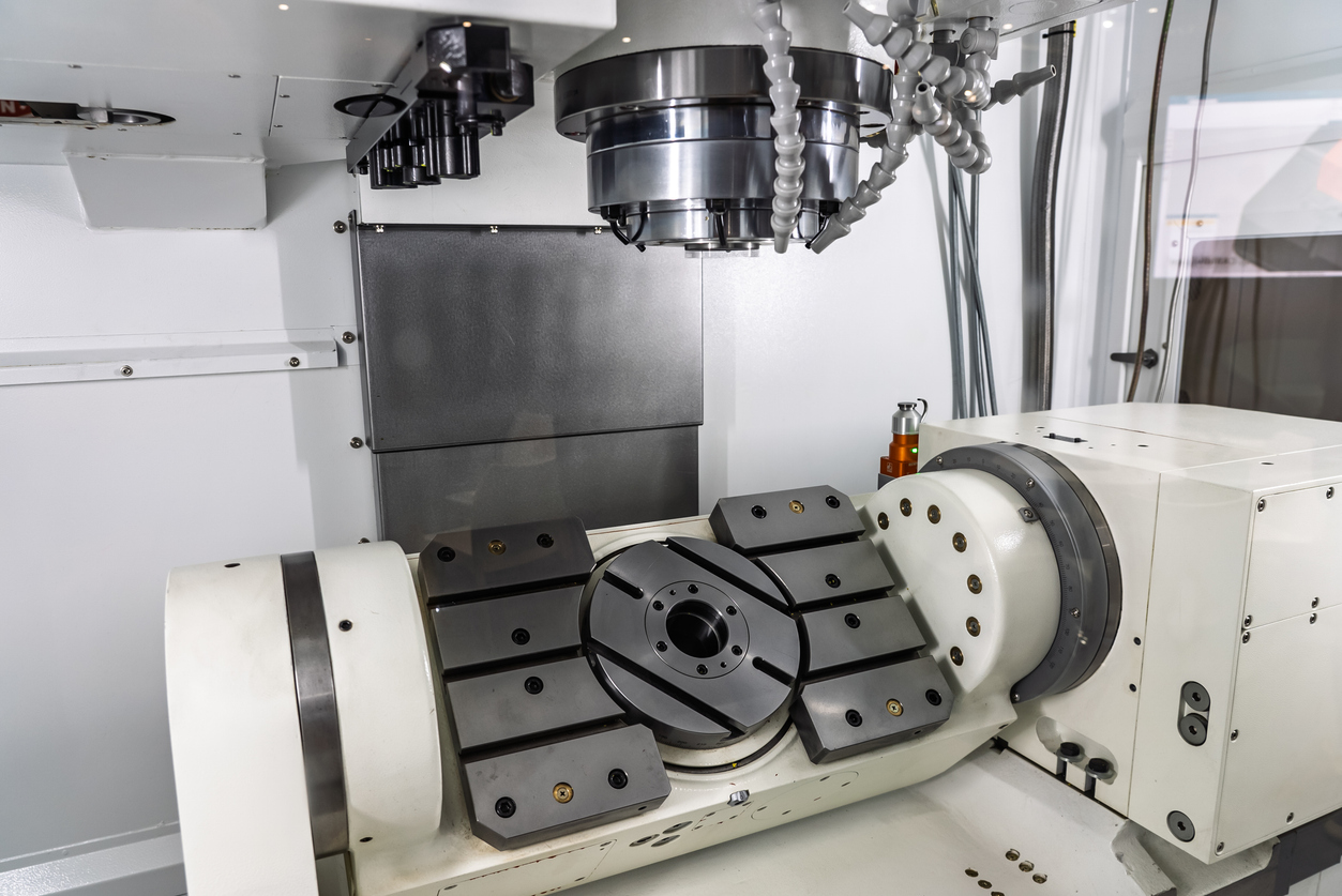 Centro de mecanizado de fresado de cinco ejes. Interior de una fresadora de 5 ejes. Fresadora con mesa giratoria. Máquina CNC