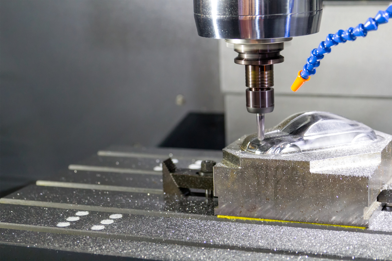 En blanco trabajando en máquina de alta precisión CNC del metal industrial