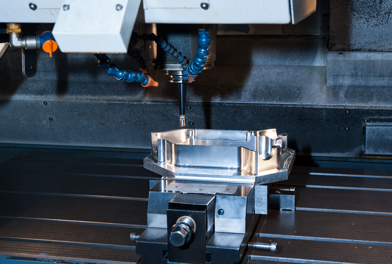 Fresado industrial de moldes/blancos de acero. Ingeniería mecánica. Tecnología CNC