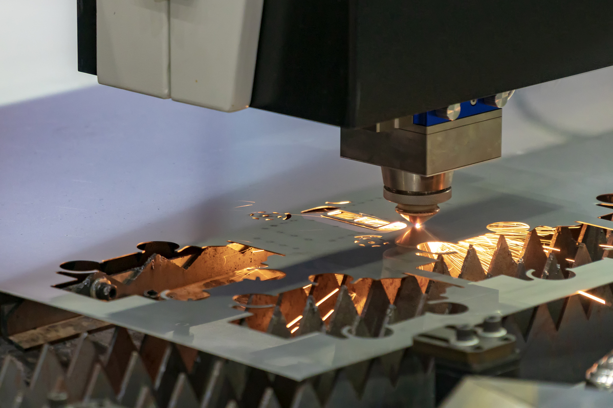 La fibra láser cortadora CNC corte la placa de metal de hoja