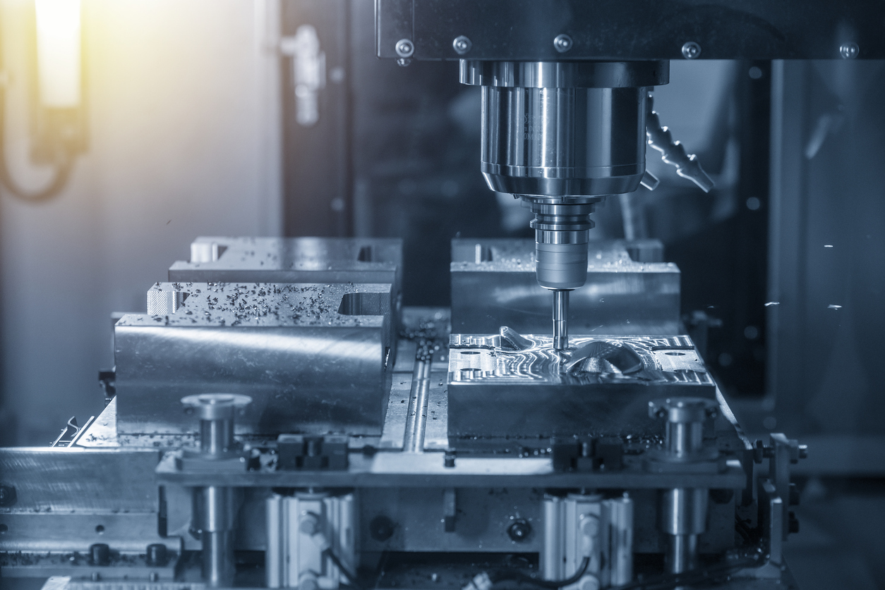 La fresadora CNC corta en bruto las piezas de molde de inyección mediante herramientas de molino de extremo indexables