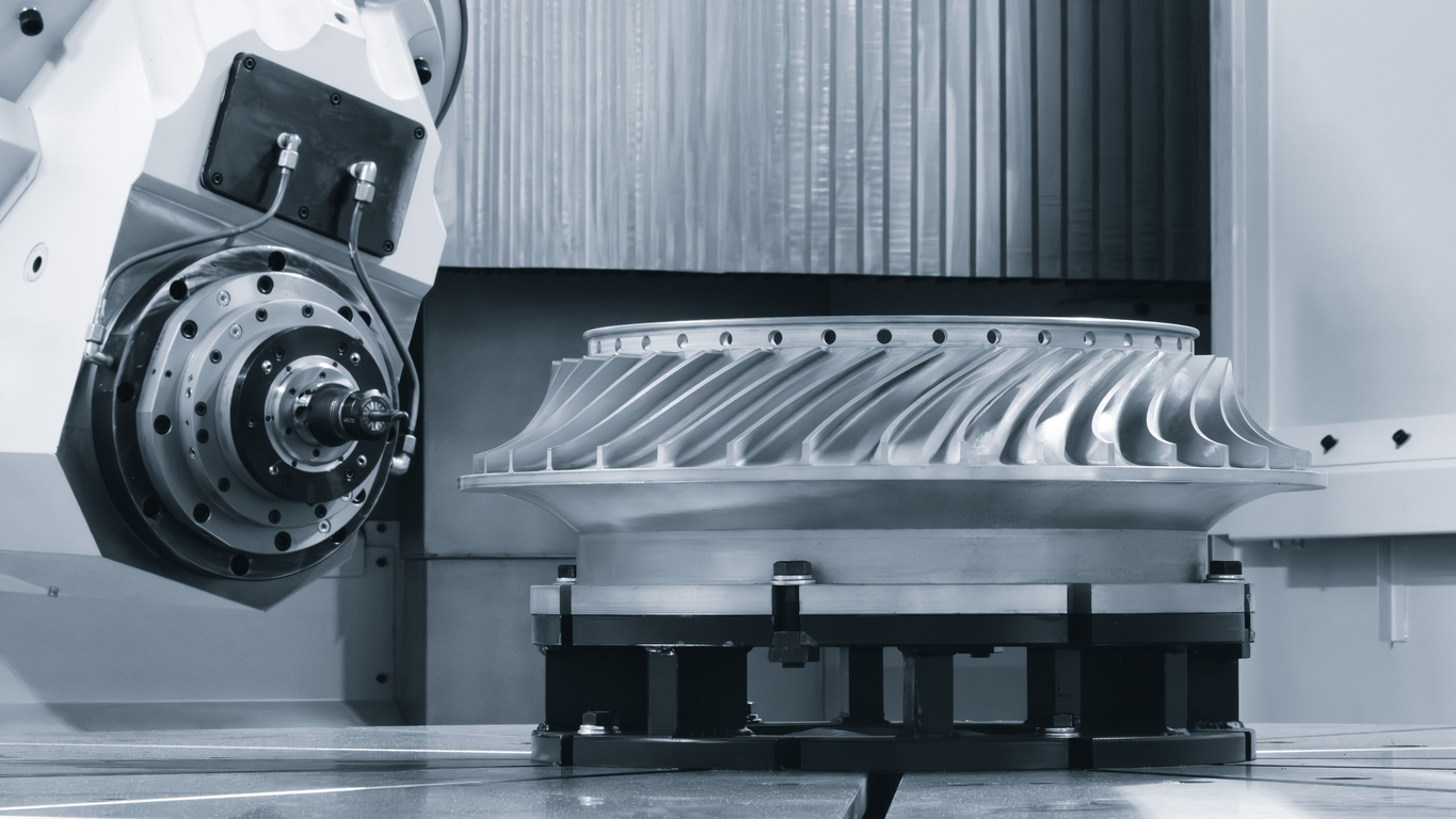 Gran turbina de metal sobre la mesa de la máquina CNC programable para trabajar metales industriales, fondo del concepto de m