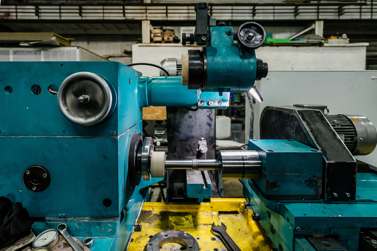 Rectificado de la pieza de la máquina en el torno, de cerca 