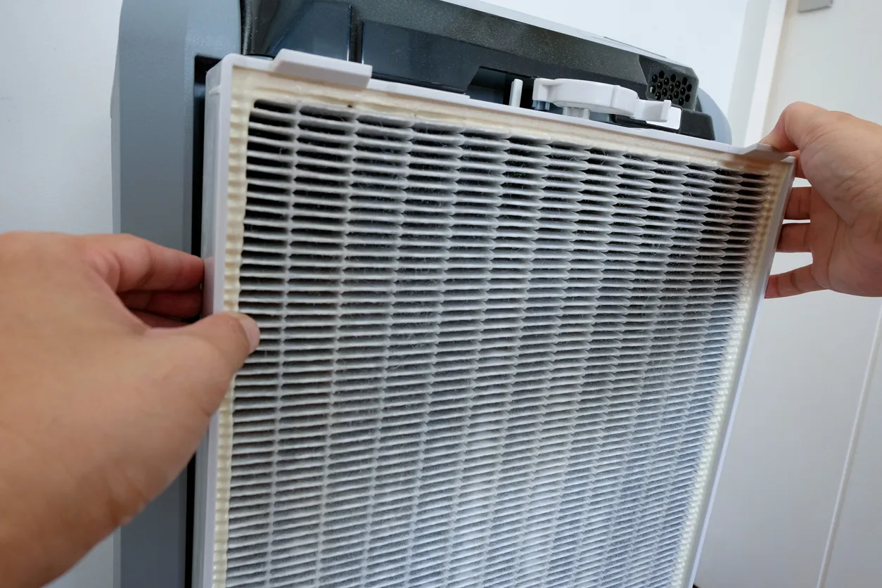 Purificador de aire. Mantenimiento del filtro de aire. Reemplace y limpie el filtro HEPA. El filtro acumula mucho polvo.