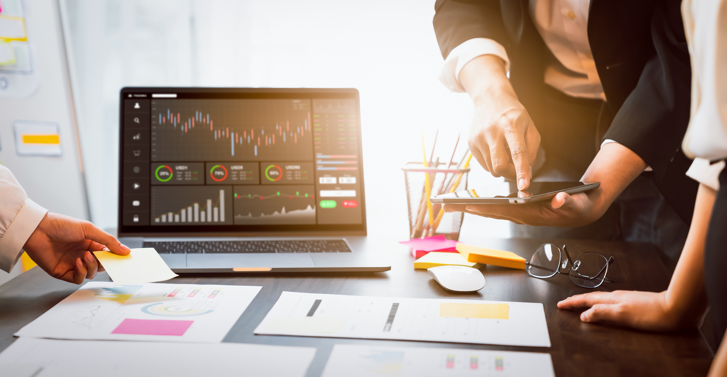 Concepto de mercado de bolsa, trabajo en equipo de negocios lluvia de ideas Reunión y mirando en el ordenador con gráficos an