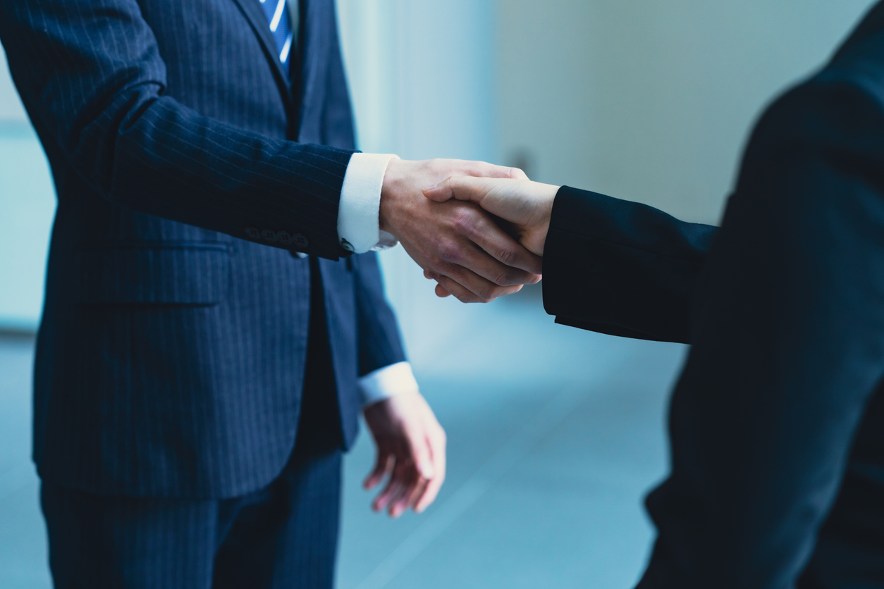 Hombres de negocios estrechándose las manos