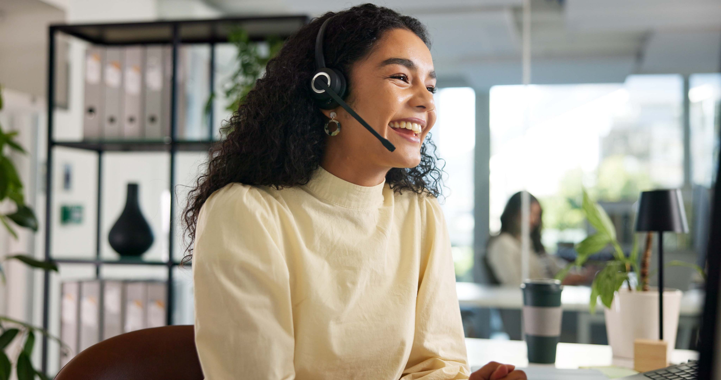Mujer risueña, feliz y atención al cliente en call center con agente, comunicación y consultoría online