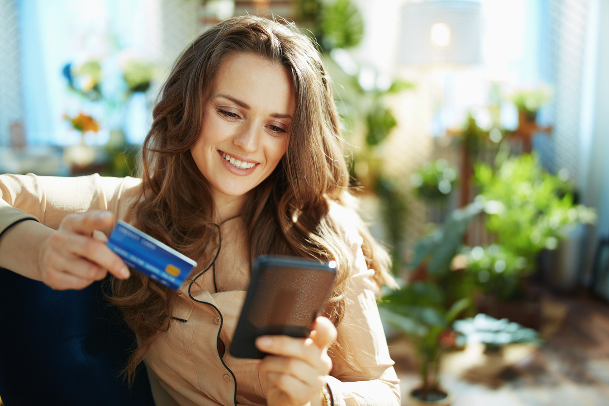 Mujer en día soleado haciendo compras en línea en el sitio web de comercio electrónico