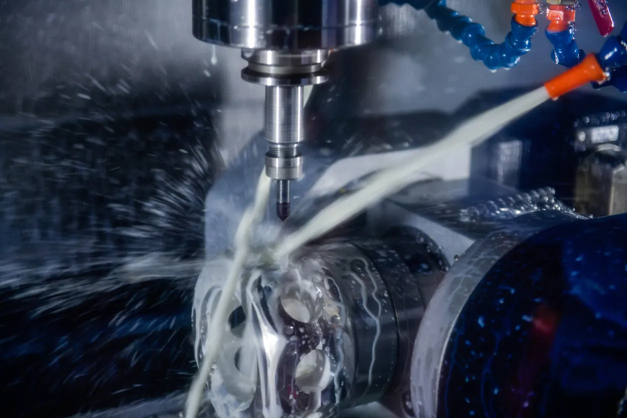 Fresadora CNC cortando las piezas del molde 
