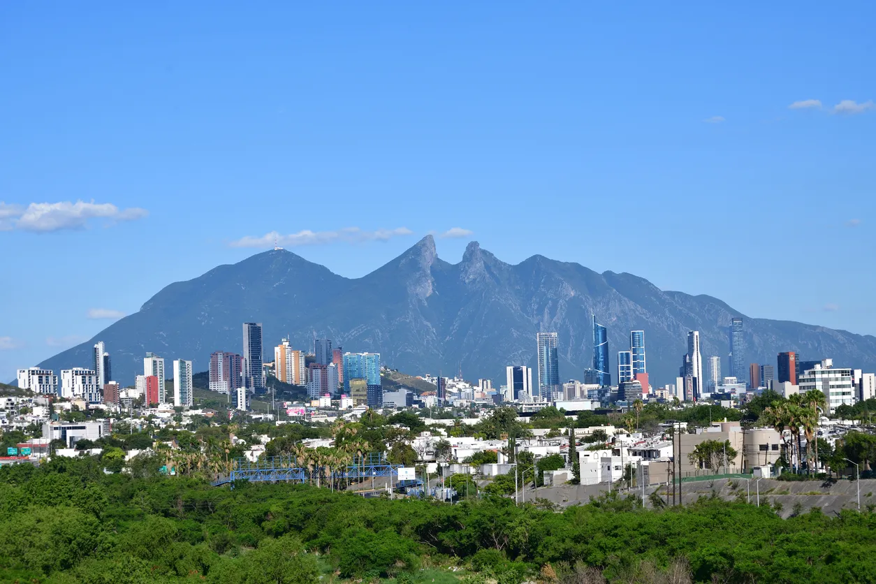 Montaña icónica "Cerro de la Silla" en Monterrey. La industria de esta ciudad necesita soluciones en sistemas HVAC