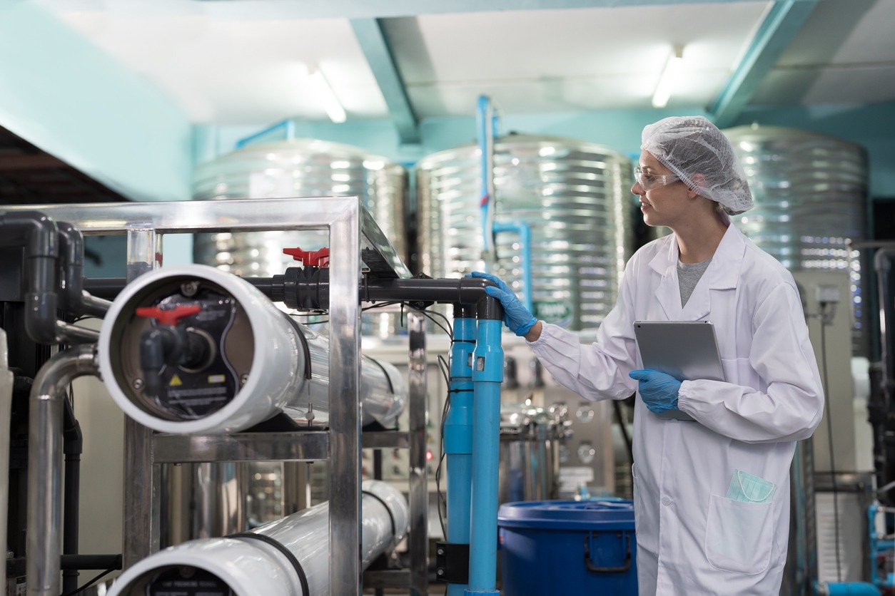 Cómo funciona la membrana de ósmosis inversa: selección, limpieza y optimización para tratar agua y reducir sales. uso indust