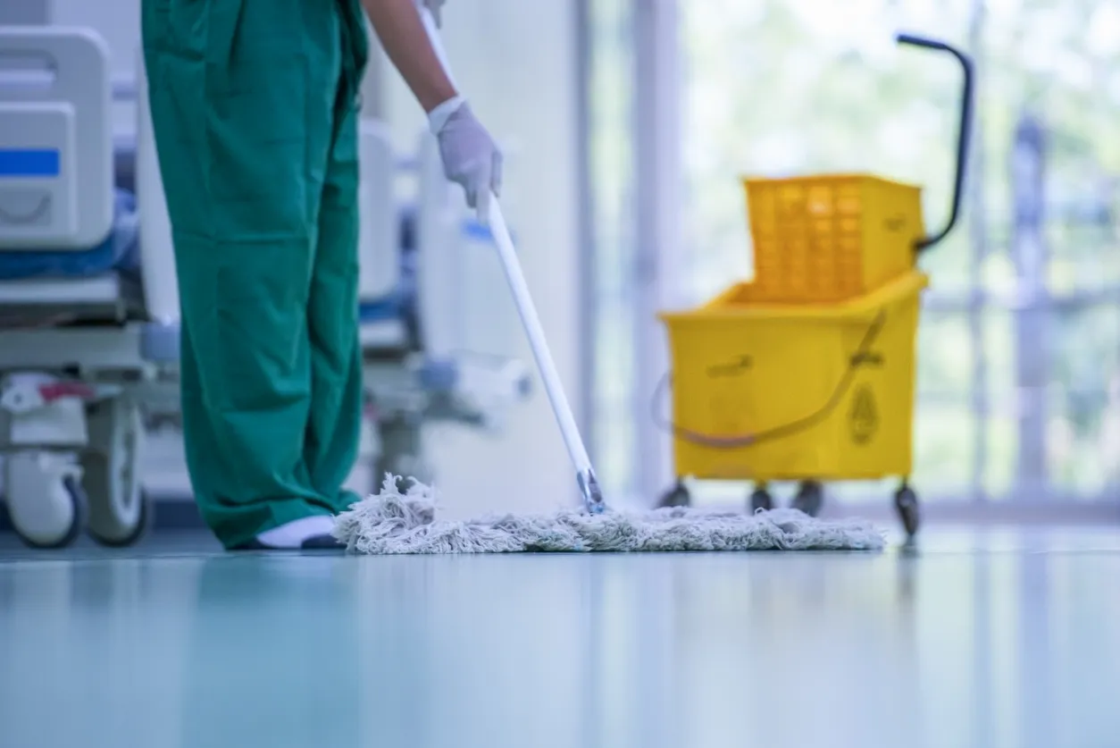 Servicios de limpieza de pisos en hospital con productos de limpieza.