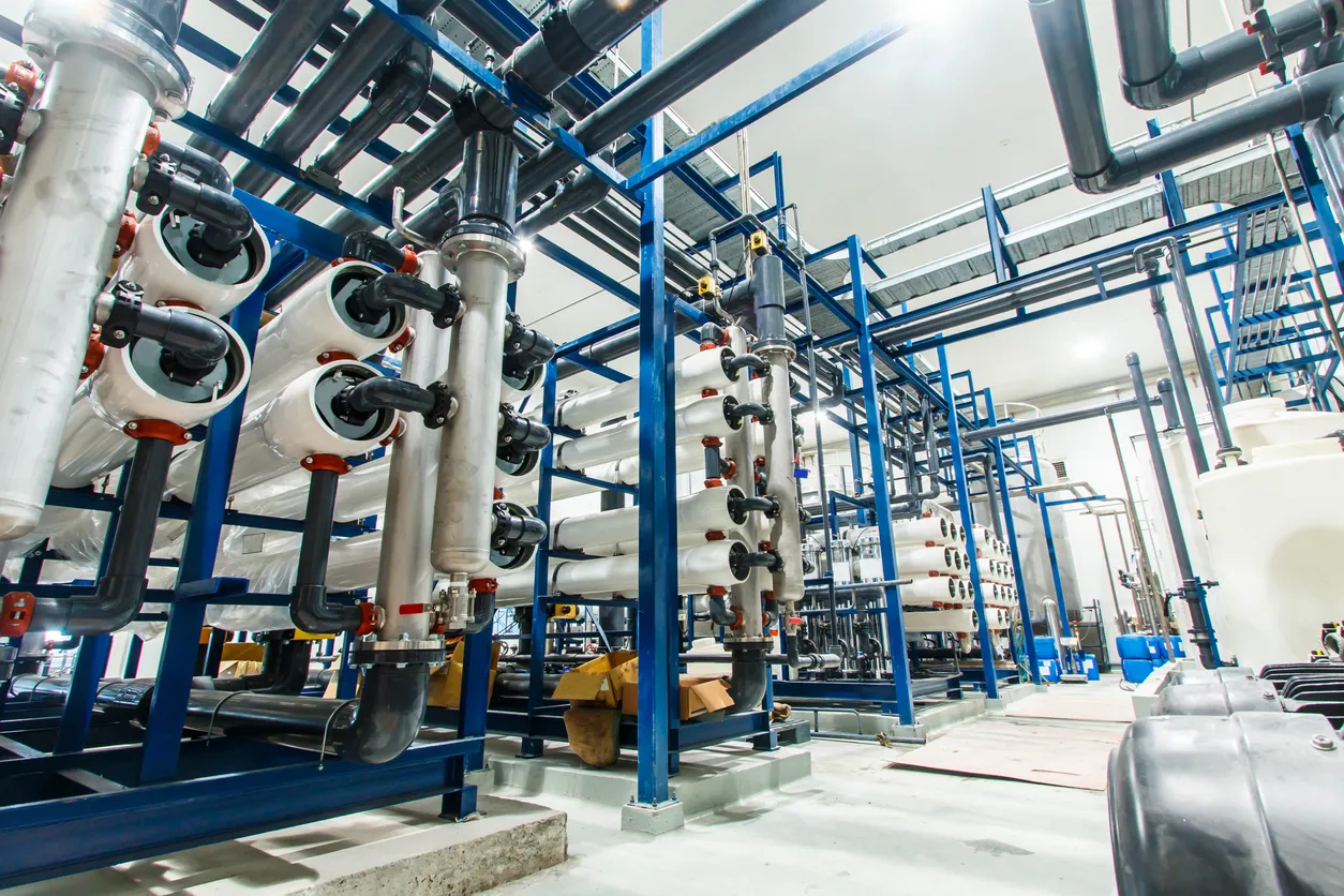 Guía sobre proveedores de membranas para ósmosis inversa en aplicaciones industriales, enfocado en tratamiento de agua, elecc