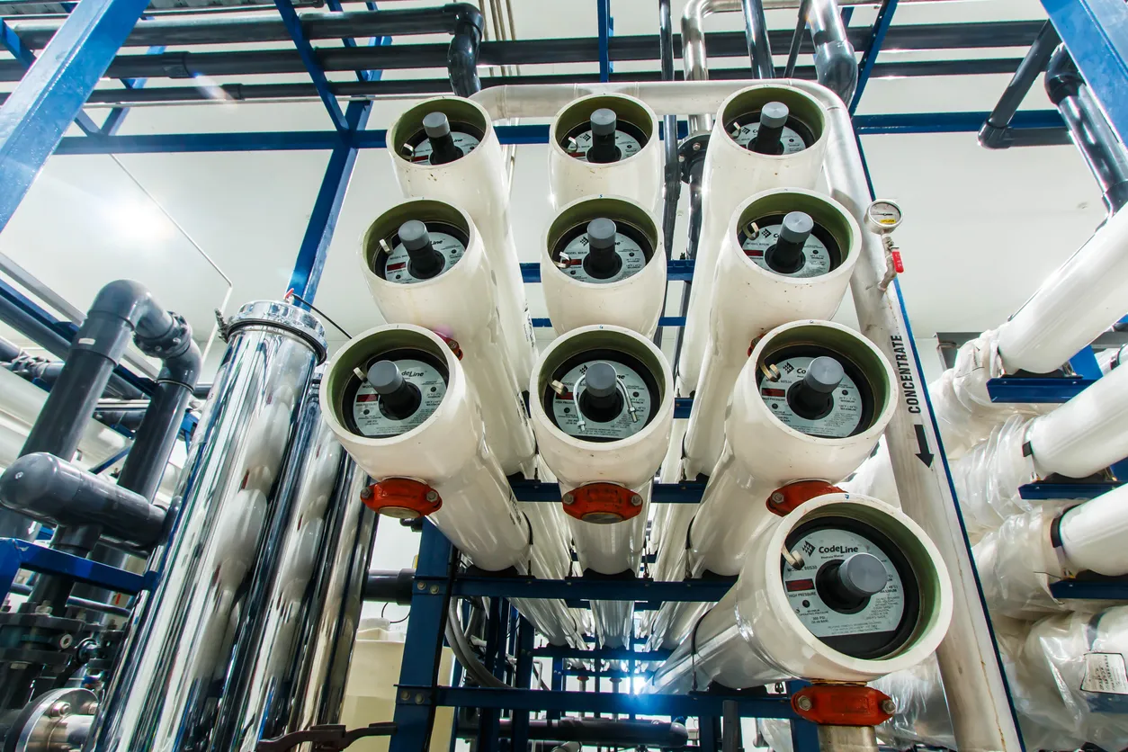 Industria con planta de tratamiento de agua, con equipo de osmosis inversa