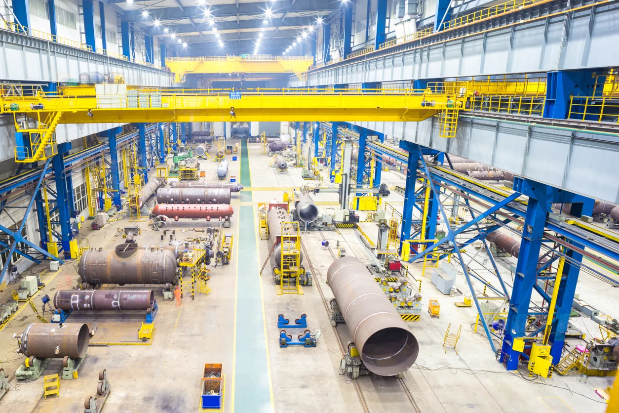 Interior de un enorme planta con una gran cantidad de estaciones de trabajo