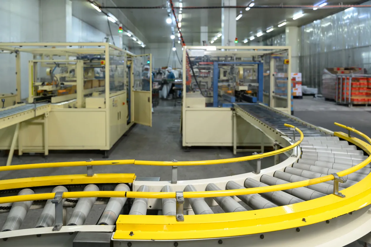 Sistema de cintas transportadoras vacías en el interior de una fábrica industrial moderna.