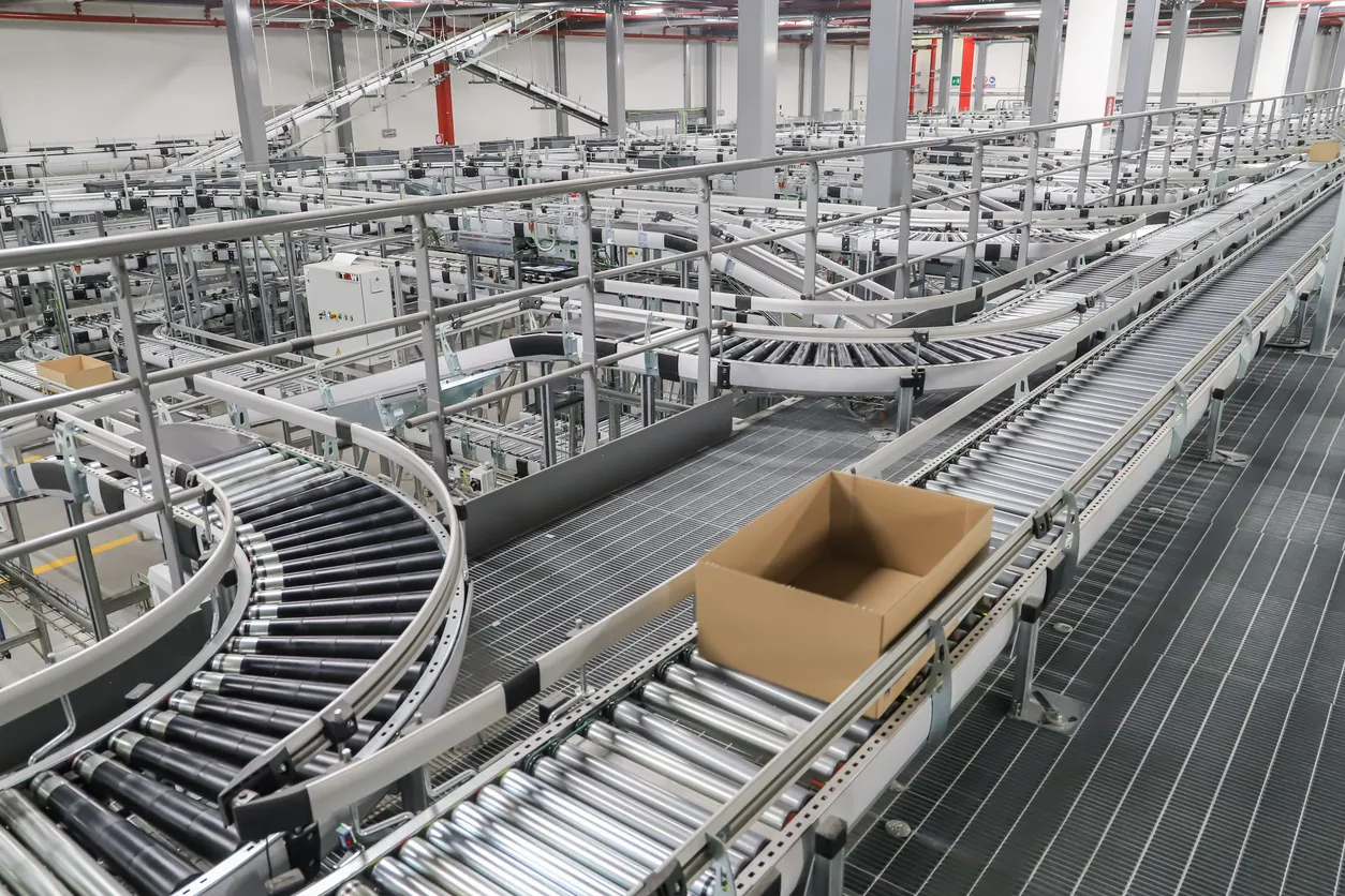 Cinta transportadora en una línea de producción moderna