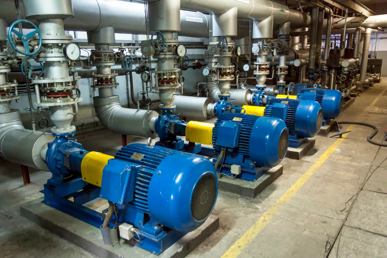 Varias bombas industriales en color azul 