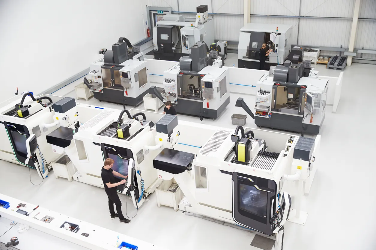 Vista desde un ángulo elevado de un taller de ingeniería con máquinas CNC..