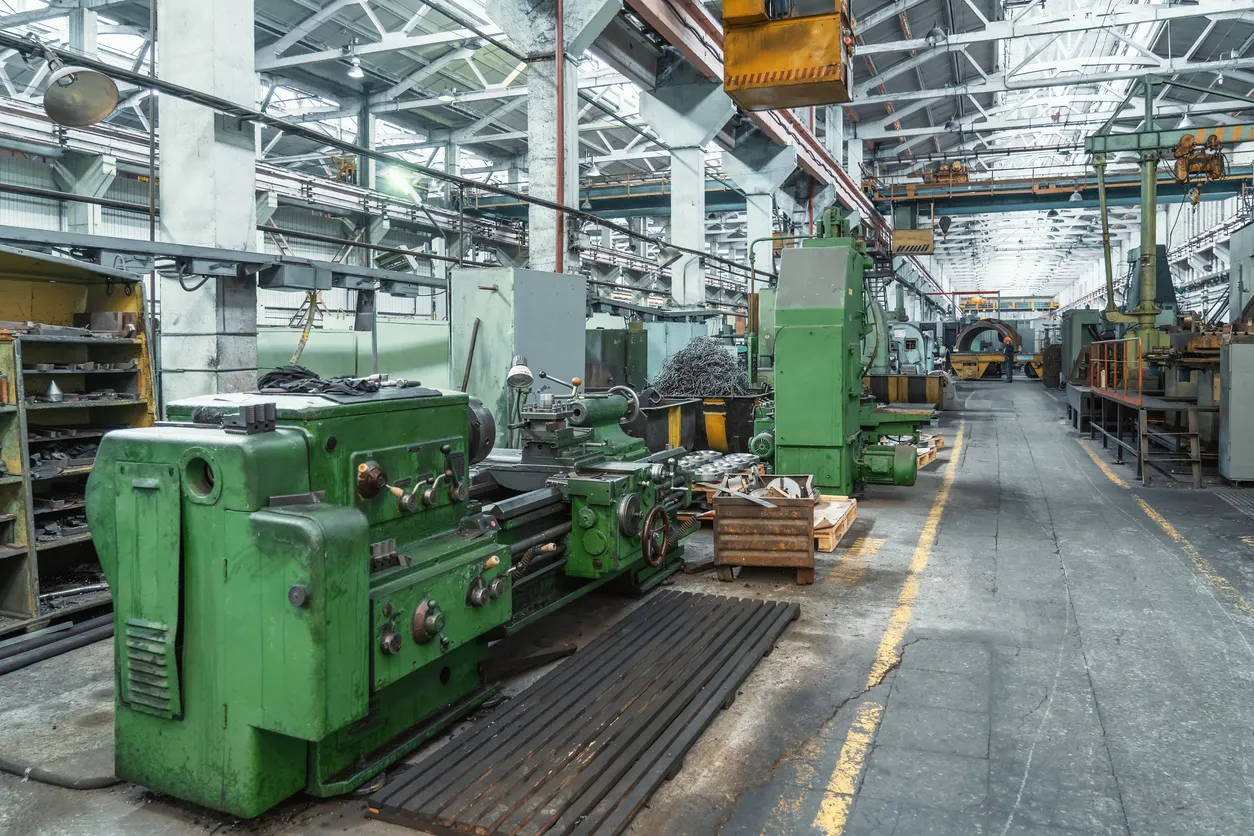 Interior del taller metalmecánico. Empresa moderna de fabricación industrial de metales