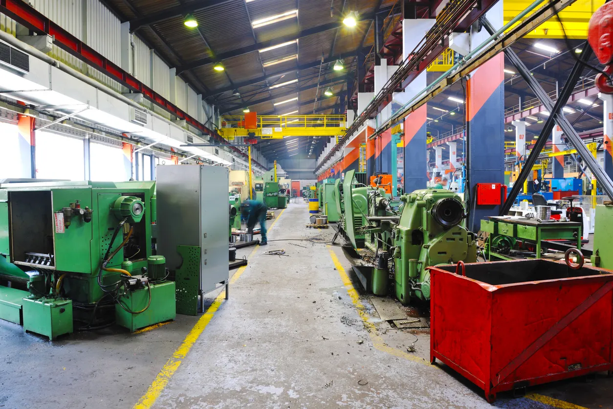 Industria de fabricación de piezas de metal con gran cantiad de máquinas