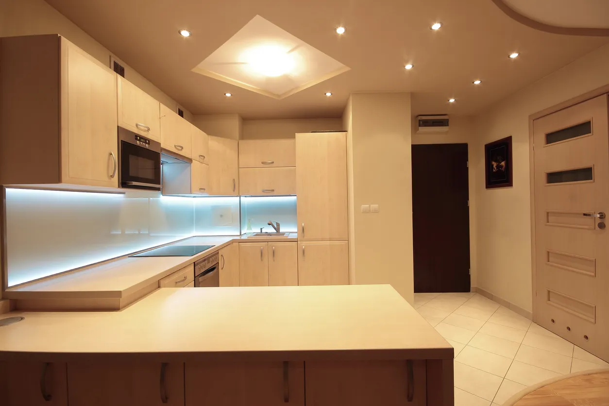 Cocina moderna de lujo con iluminación LED blanca.