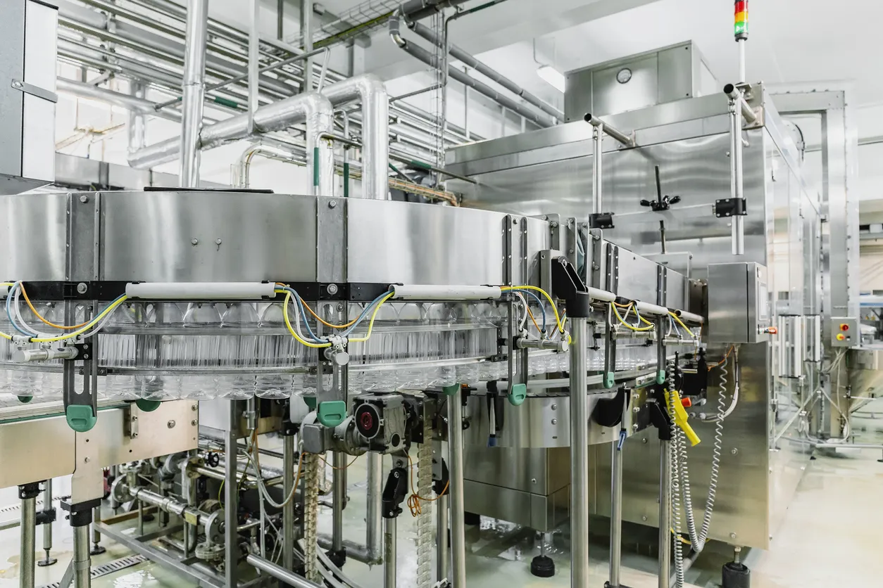 Máquina de diversos automatizada industrial en el interior de la planta de bebidas. Industria con diversidad de materiales 