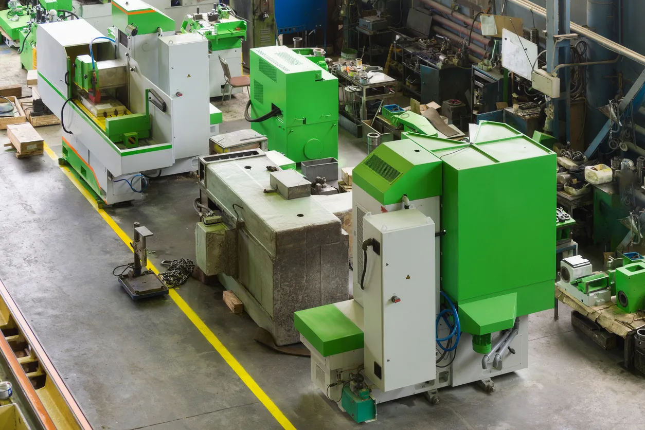 Nueva máquina de metalurgia en taller moderno, en donde se requiere la limpieza de piezas metálicas 