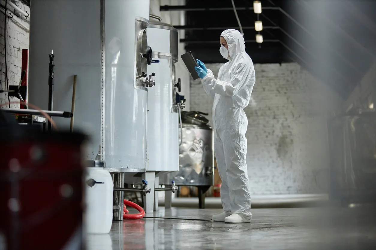 Desengrasante para industria química en equipos, pisos y zonas de proceso