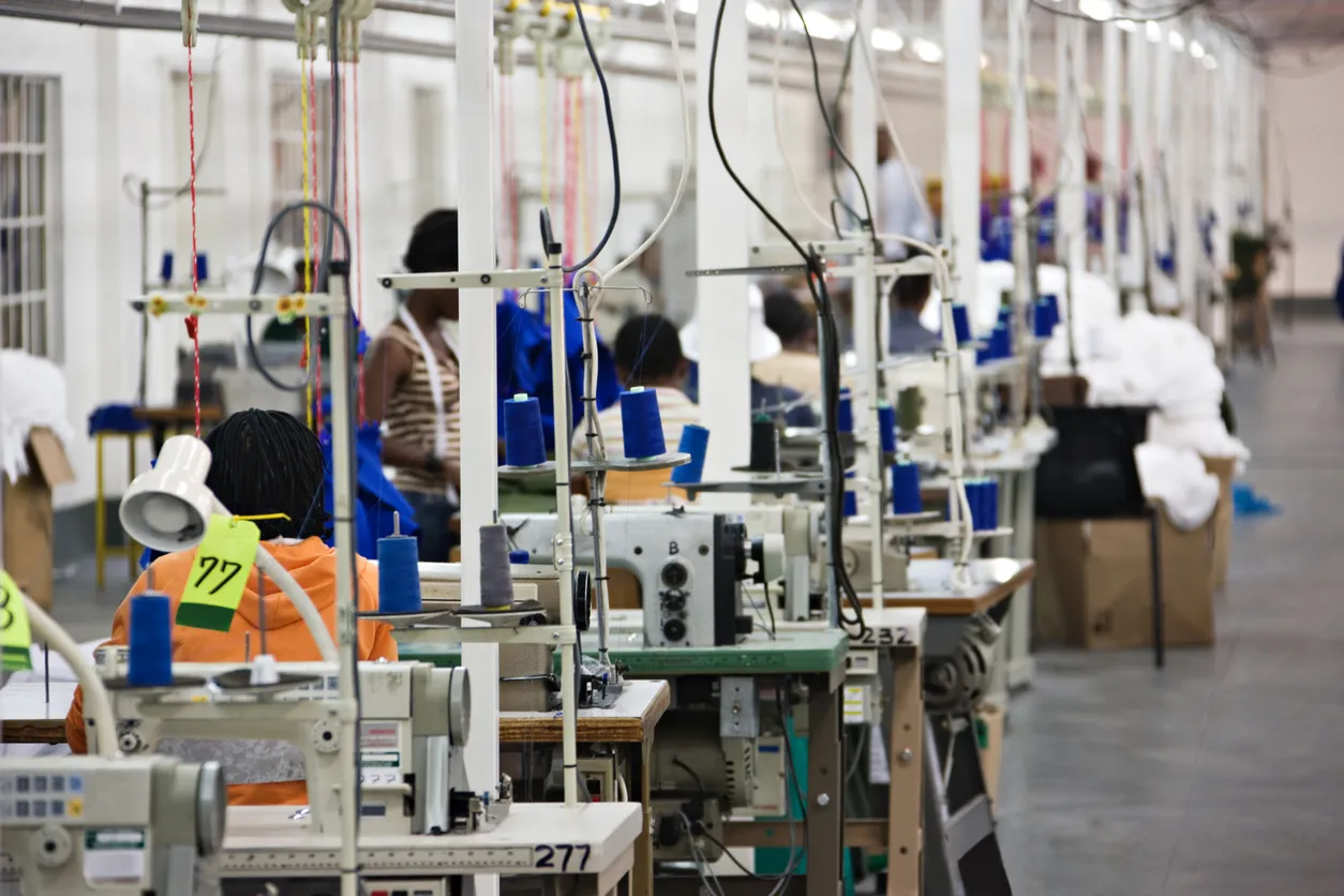 trabajadores en industria textil