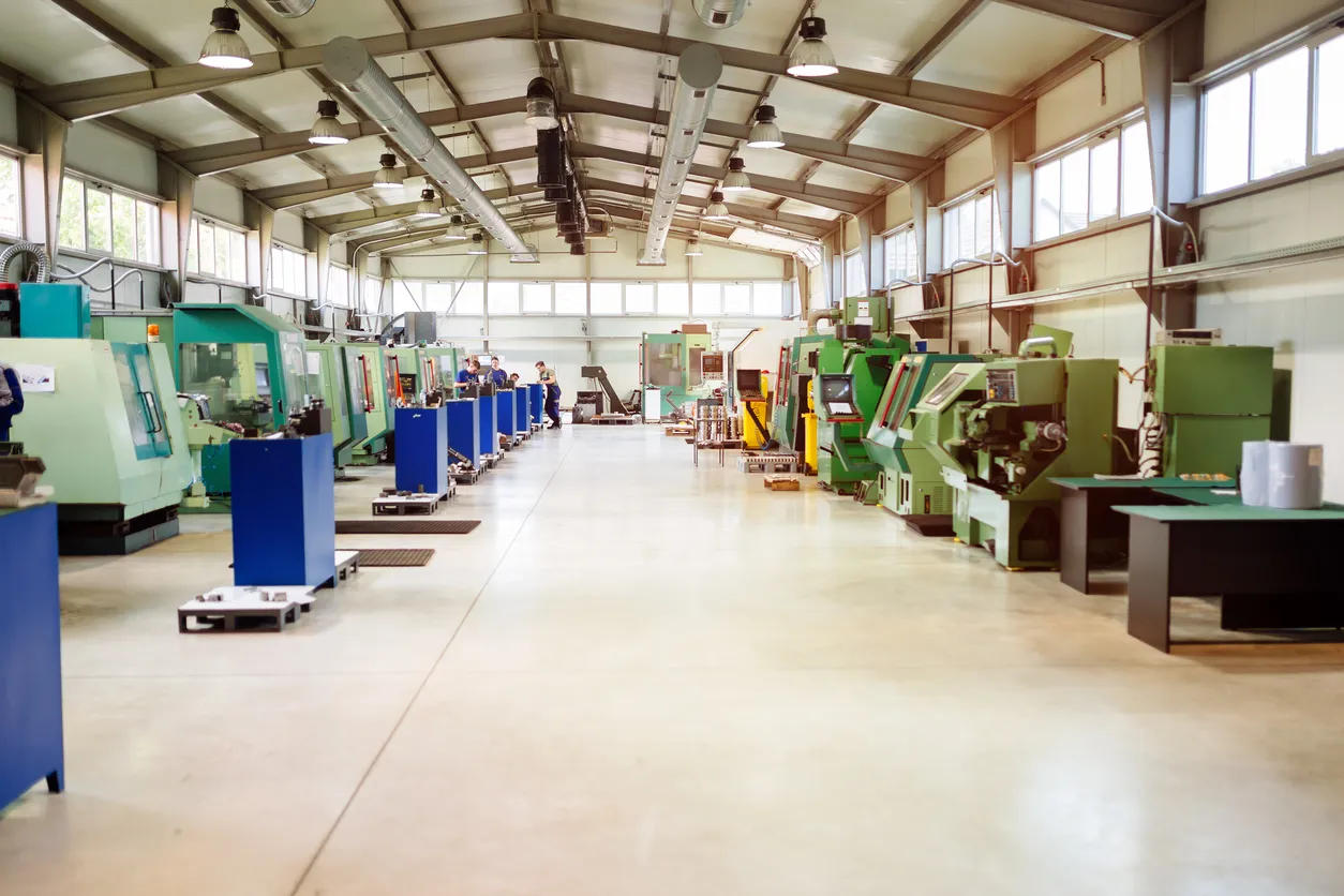 Equipado de fábrica con máquinas cnc  y tornos para la fabricación de piezas metales