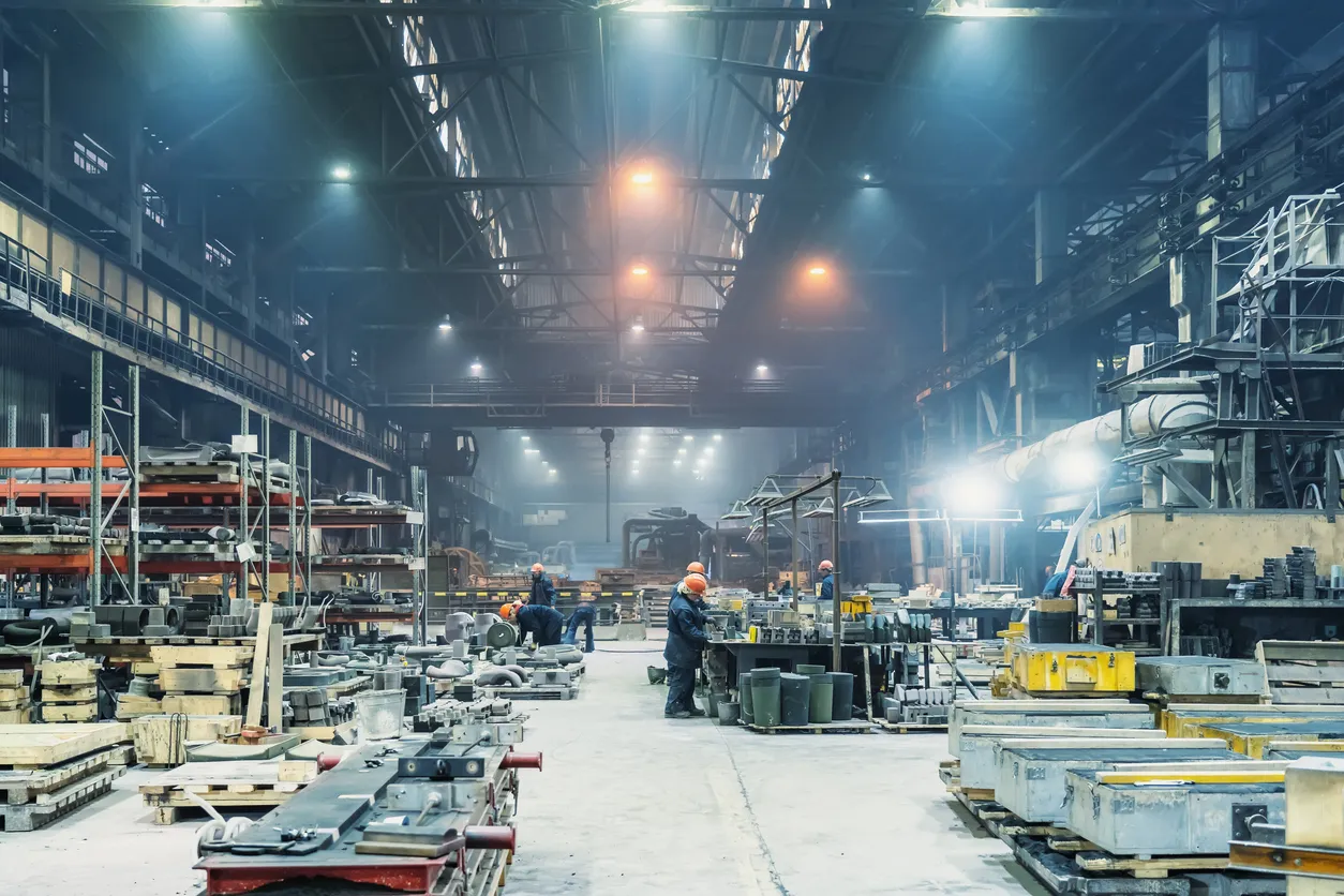 Interior del hangar del taller de la fábrica metalmecánica que requiere de limpieza en pisos, equipos y herramientas