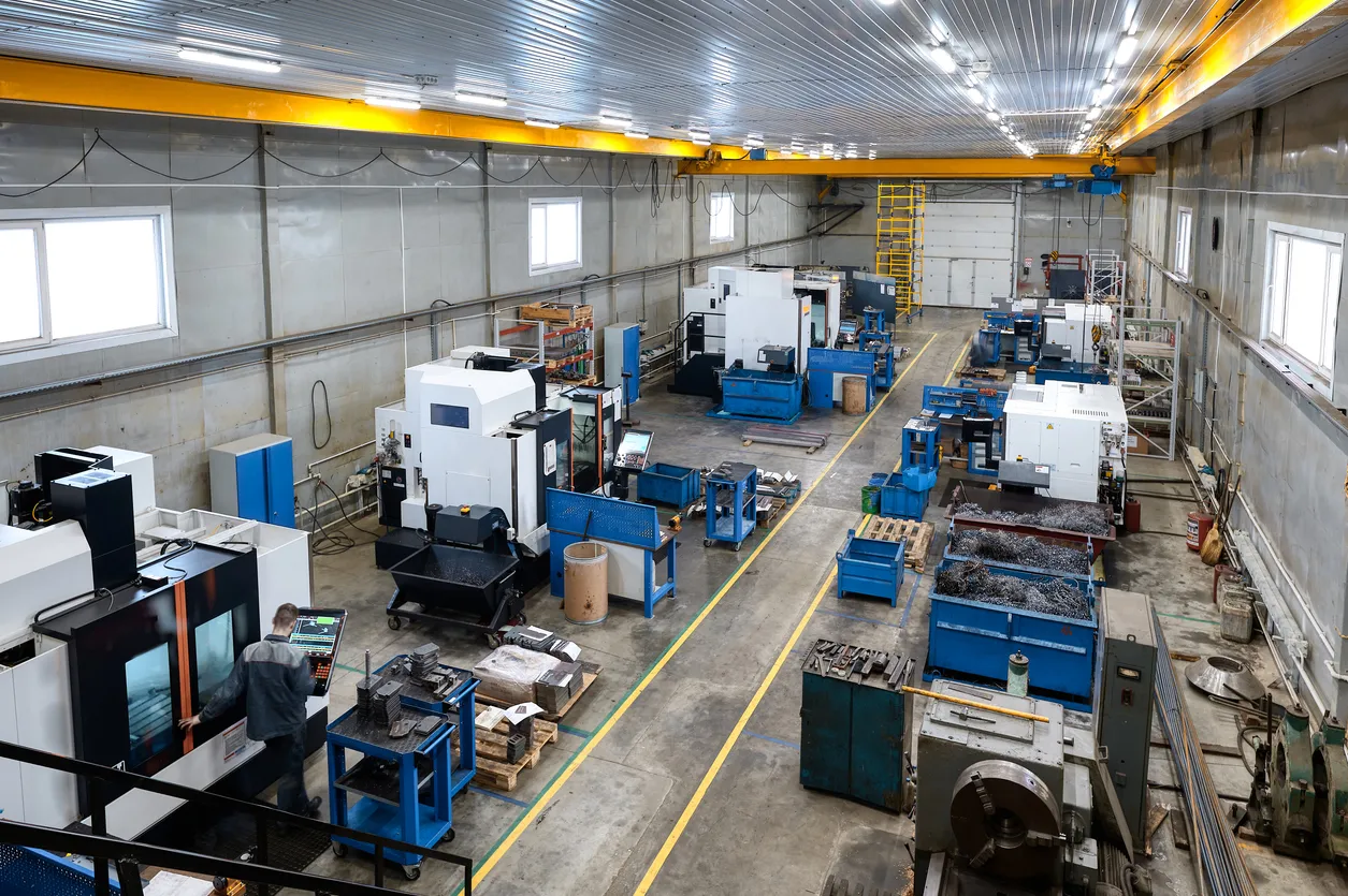 Departamento de torno con máquinas herramienta digitales contemporáneas, que requiere limpieza profunda